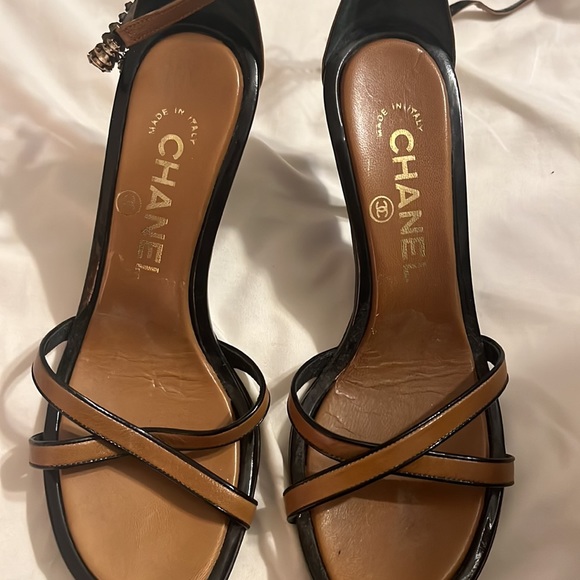 Made in Italy Chanel size 36 tan and black patent trim - Picture 8 of 8